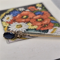 slank-guldfarvet-nål-blå-sten-i-enden-gammel-broche